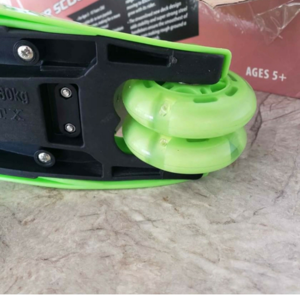 New Maxi Junior Kickboard Scooter - Picture 12 of 14